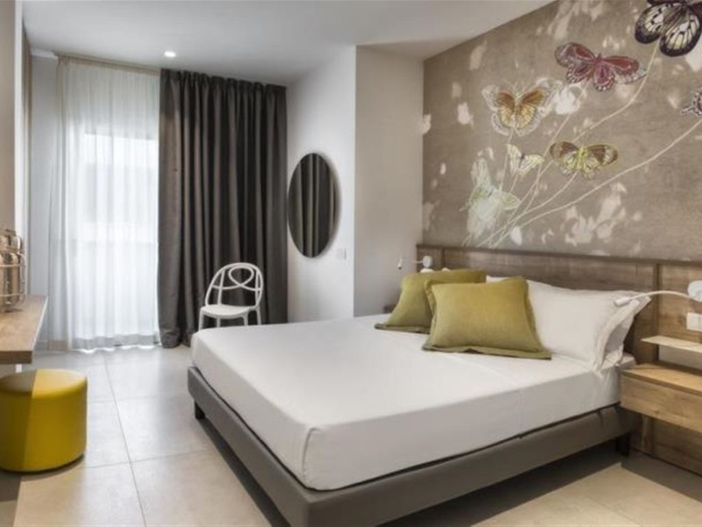 rooms-superior-room-lateral-sea-view-with-balcony