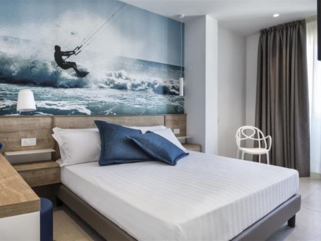 rooms-superior-room-lateral-sea-view-with-balcony