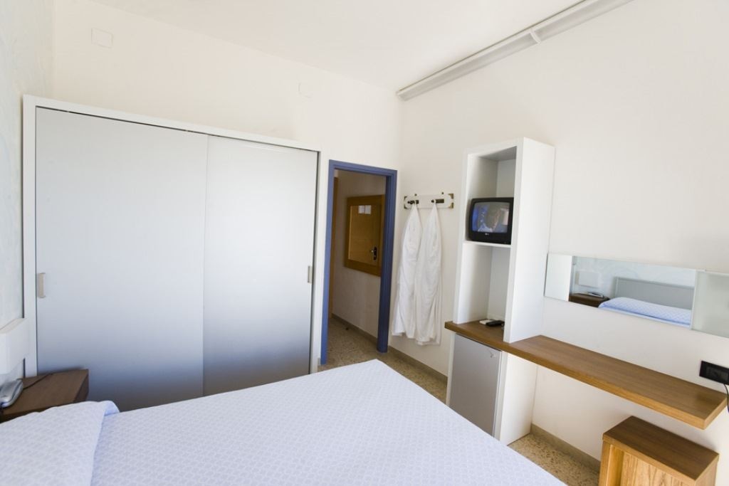 rooms-standard-room-lateral-sea-view-with-balcony