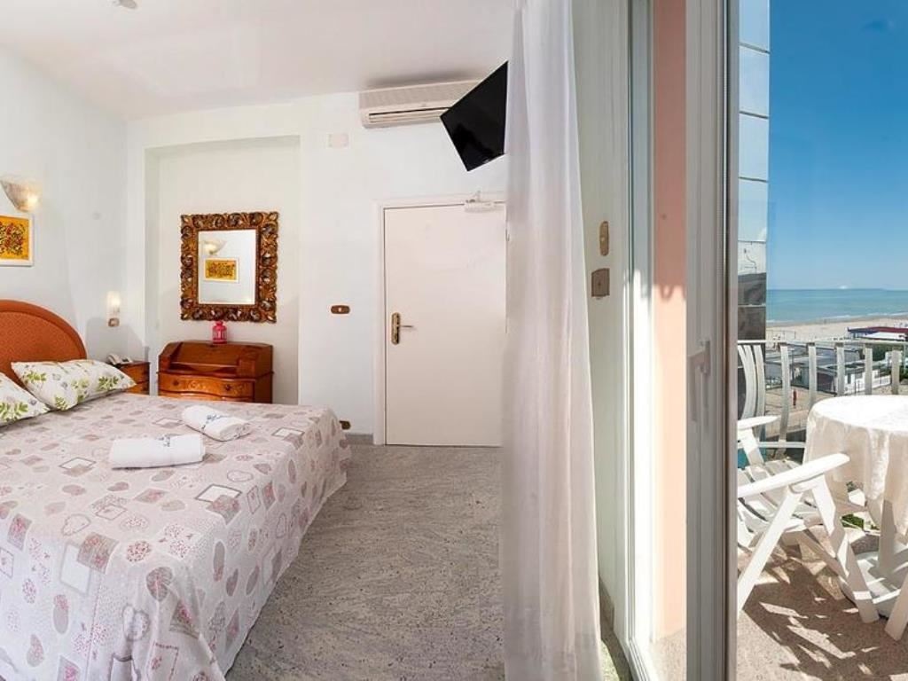 rooms-economy-room-lateral-sea-view-with-balcony