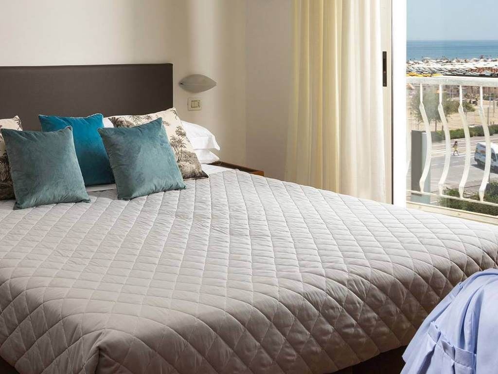 rooms-superior-room-lateral-sea-view-with-balcony-double-single-use