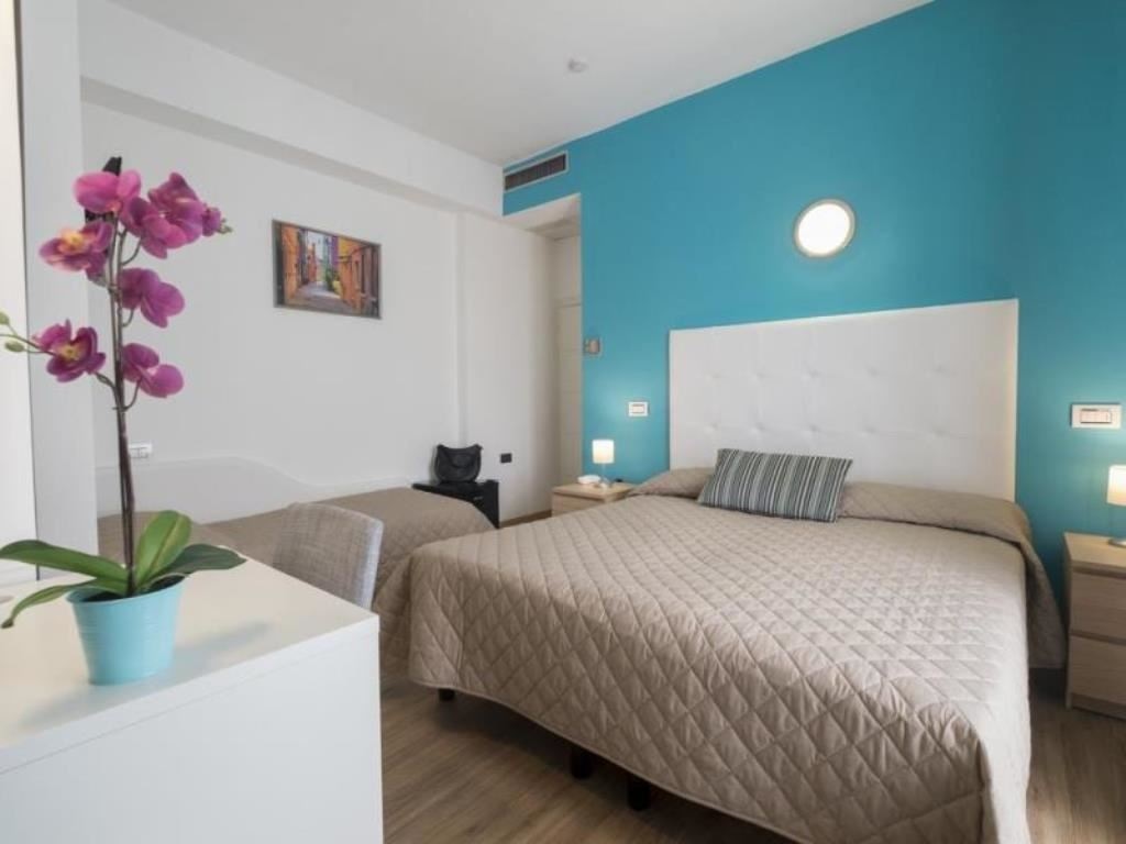 rooms-standard-room-with-balcony-lateral-sea-view