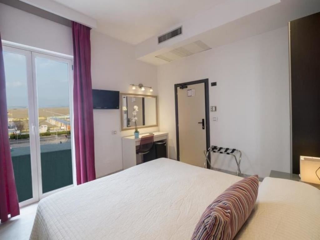 rooms-standard-room-with-balcony-lateral-sea-view