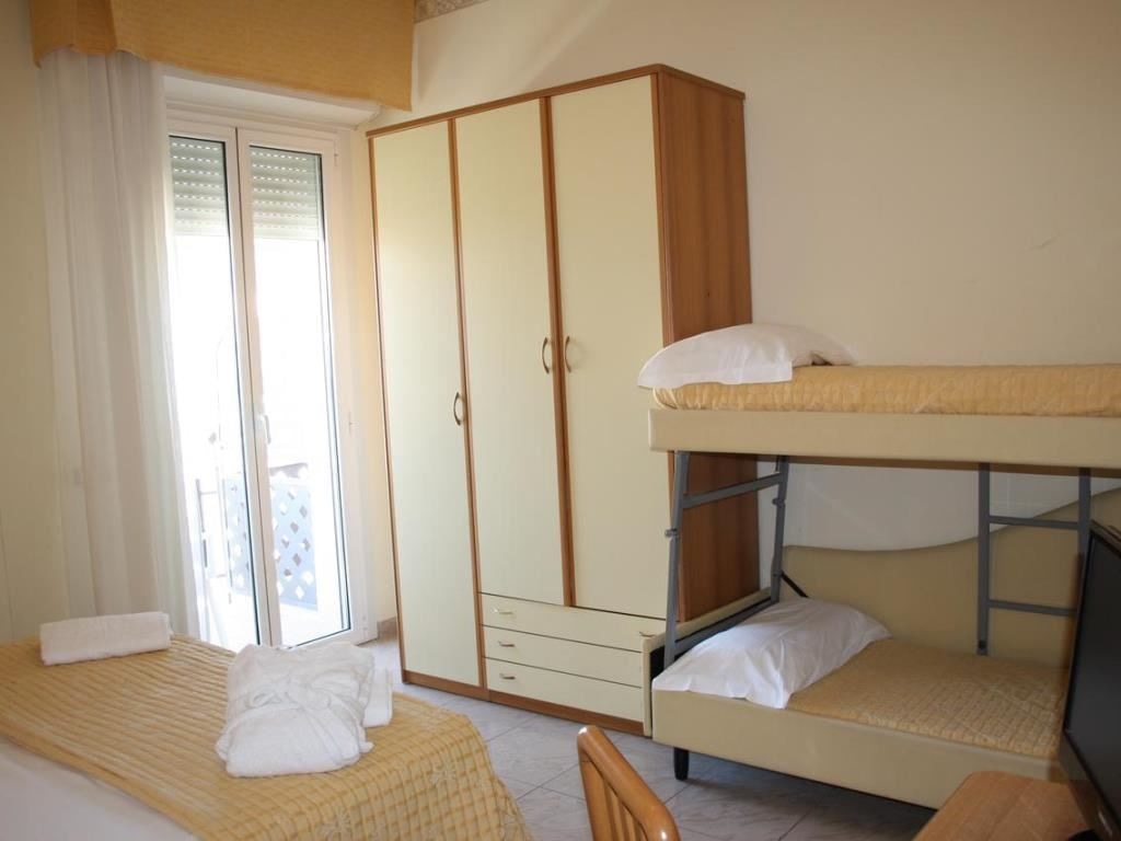 rooms-standard-room-lateral-sea-view-with-balcony