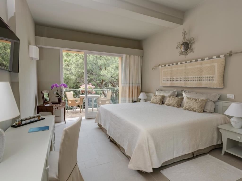 rooms-executive-room-side-sea-view-with-balcony