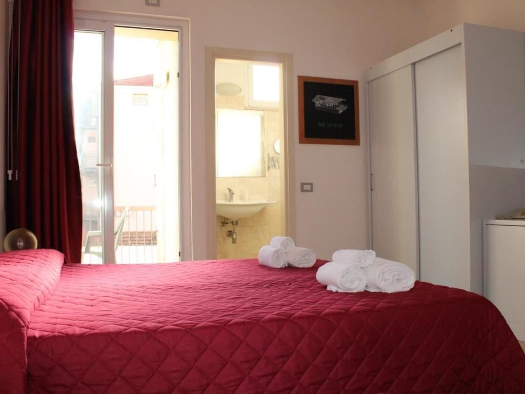 rooms-standard-room-with-french-balcony