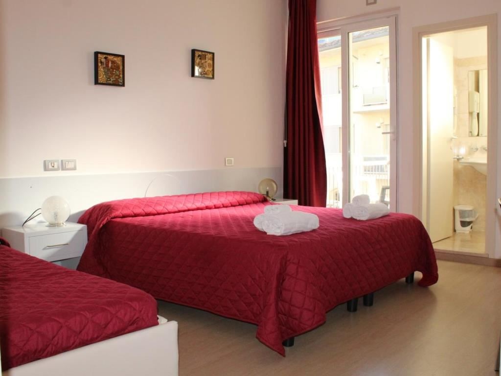 rooms-standard-room-with-french-balcony