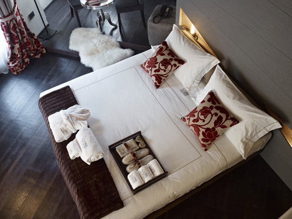 rooms-design-room-with-balcony