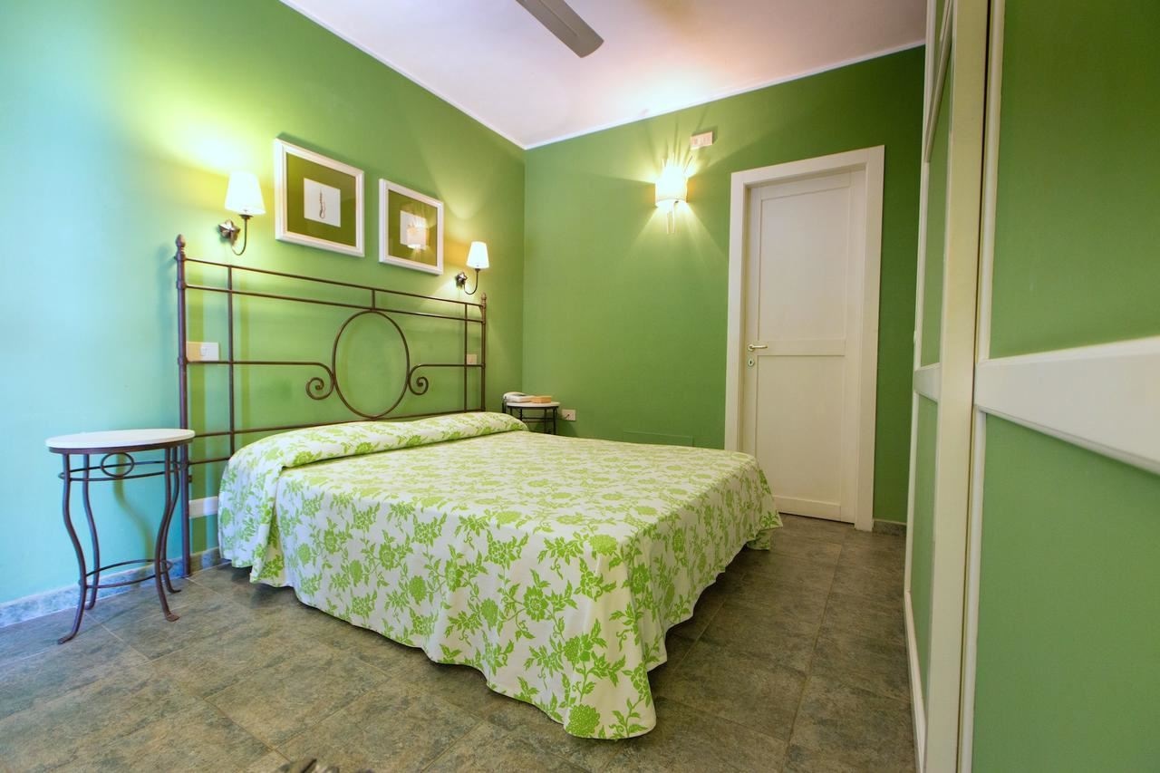 rooms-classic-room-garden-view