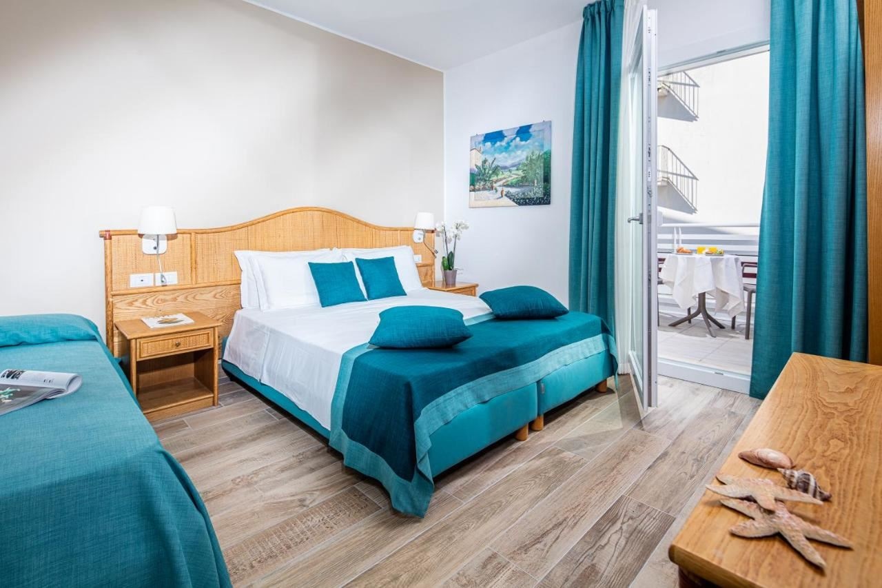 rooms-standard-balcony-side-sea-view