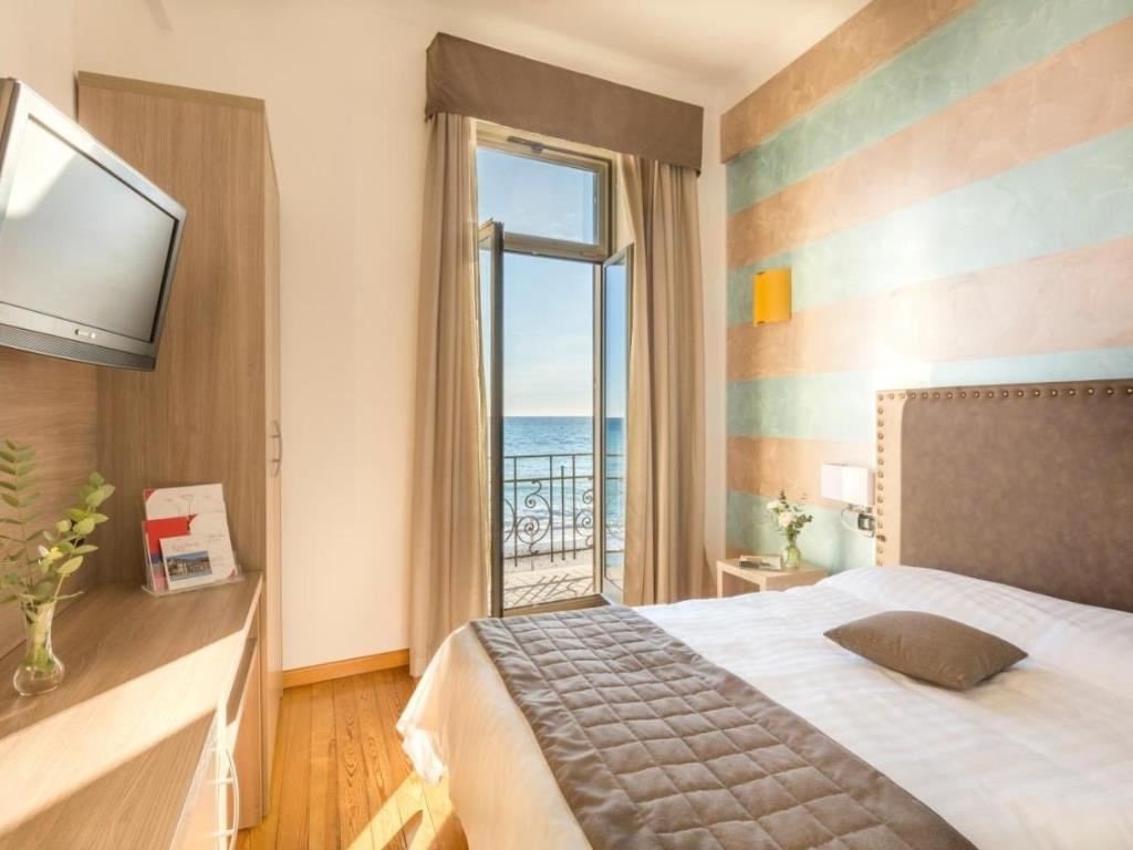 rooms-tripla-balcone-v-mare-frontlat