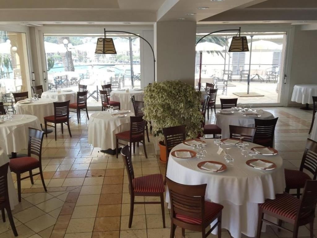 restaurants-restaurant