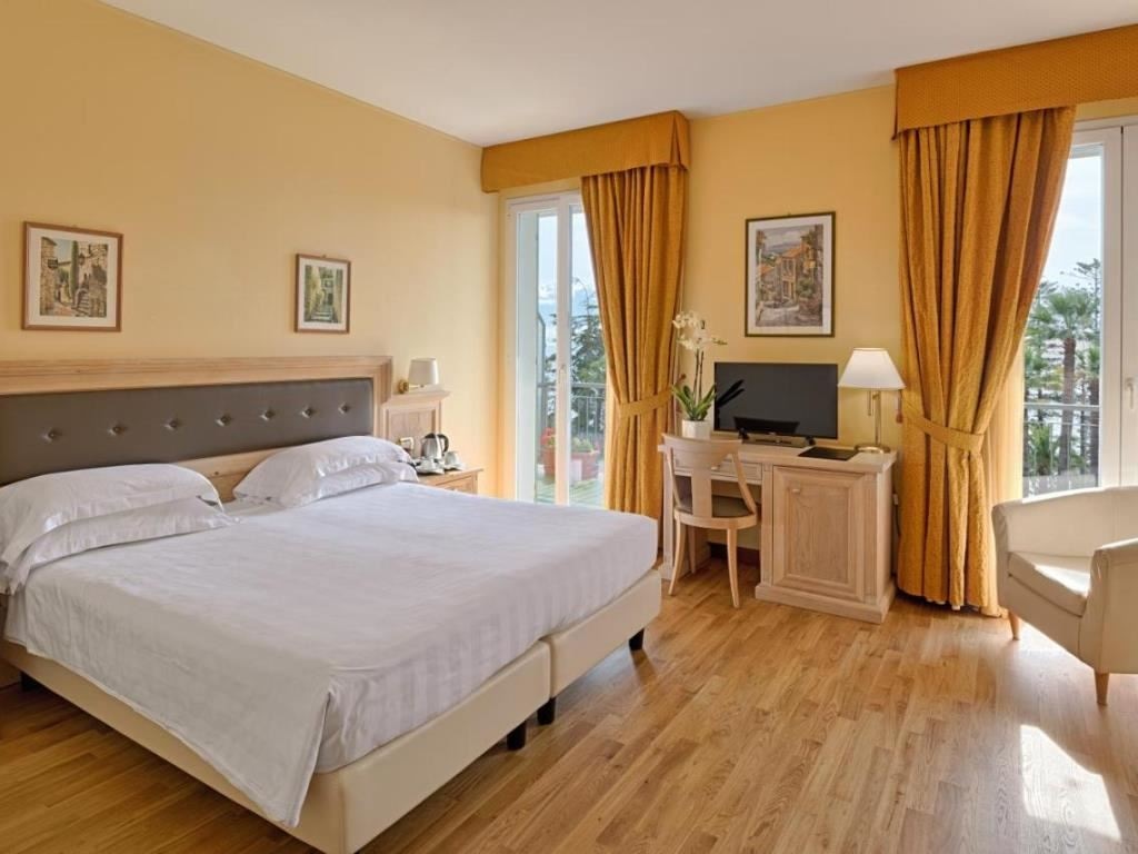 rooms-doppia-balcone-v-mare-laterale