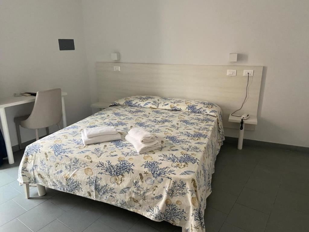 rooms-standard-room-side-sea-view-balcony