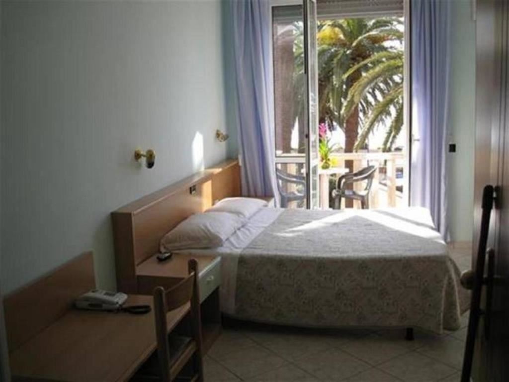 rooms-tripla-v-mare-laterale-o-front