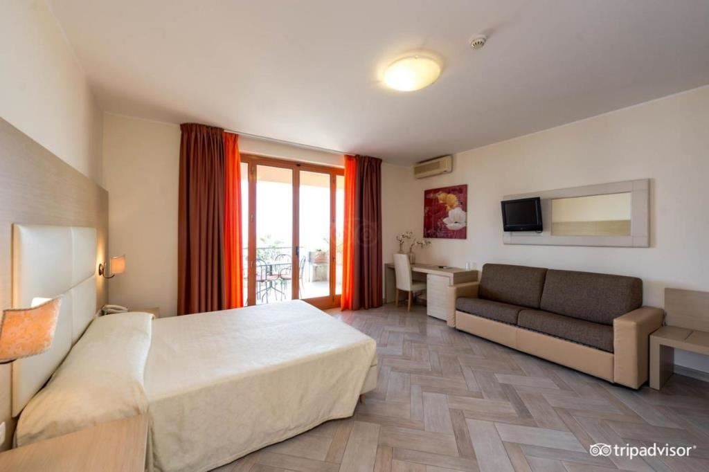 rooms-classic-room-with-balcony-or-terrace-double-single-use