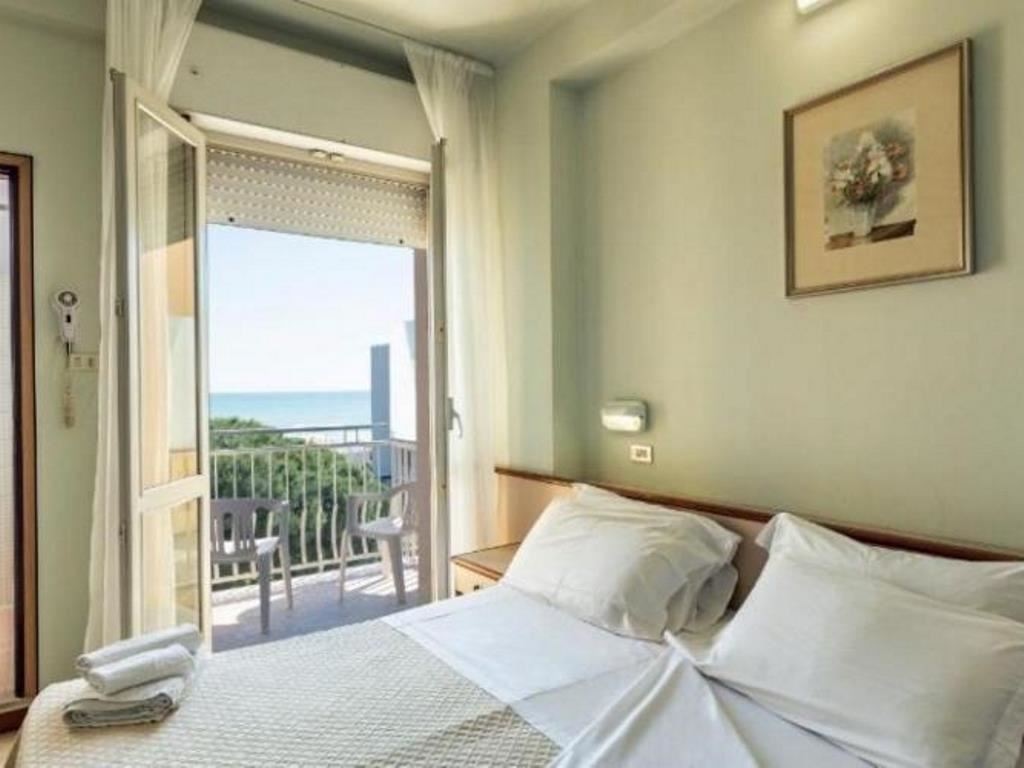 rooms-standard-room-lateral-sea-view-with-balcony