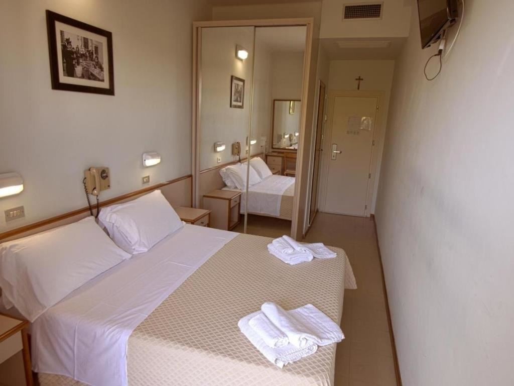 rooms-single-standard-room-lateral-sea-view