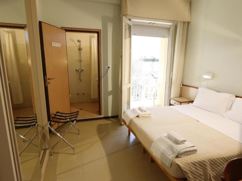 rooms-standard-room-lateral-sea-view-with-balcony-double-single-use