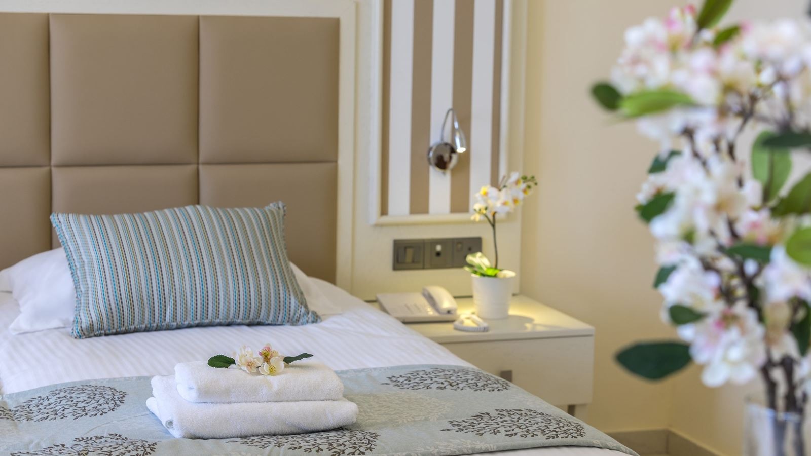 rooms-superior-room-lateralseaview-balcony