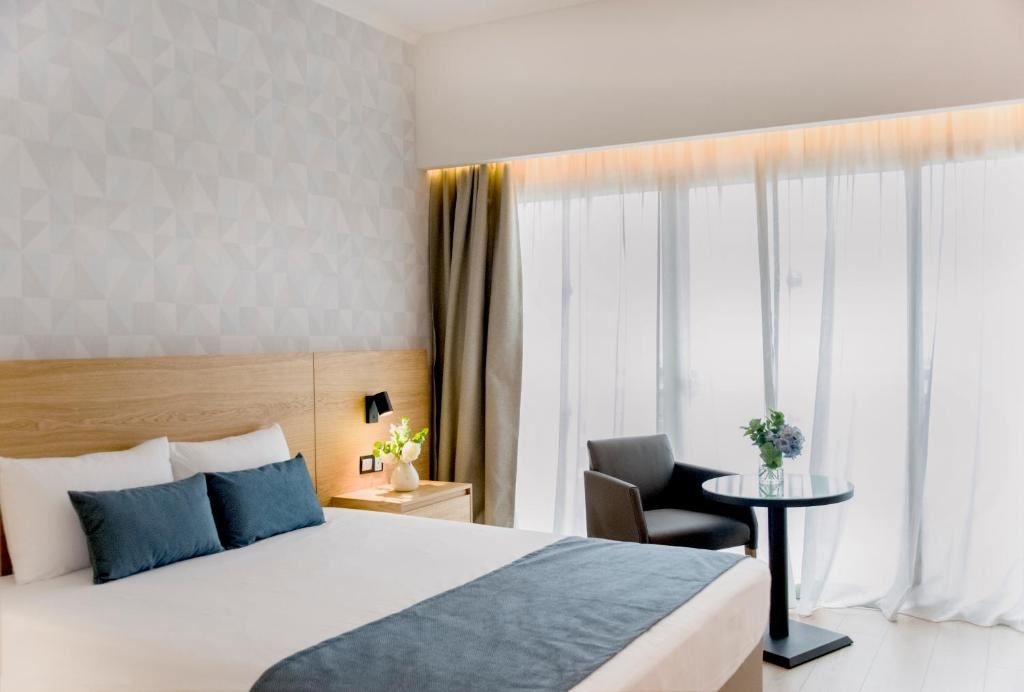 rooms-deluxe-room-poolview-balcony