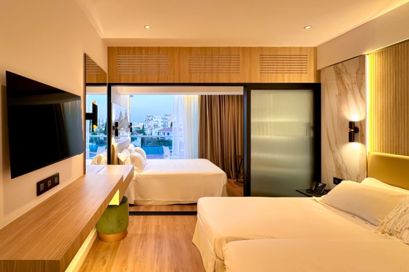 rooms-superior-familyroom-seaview-balcony