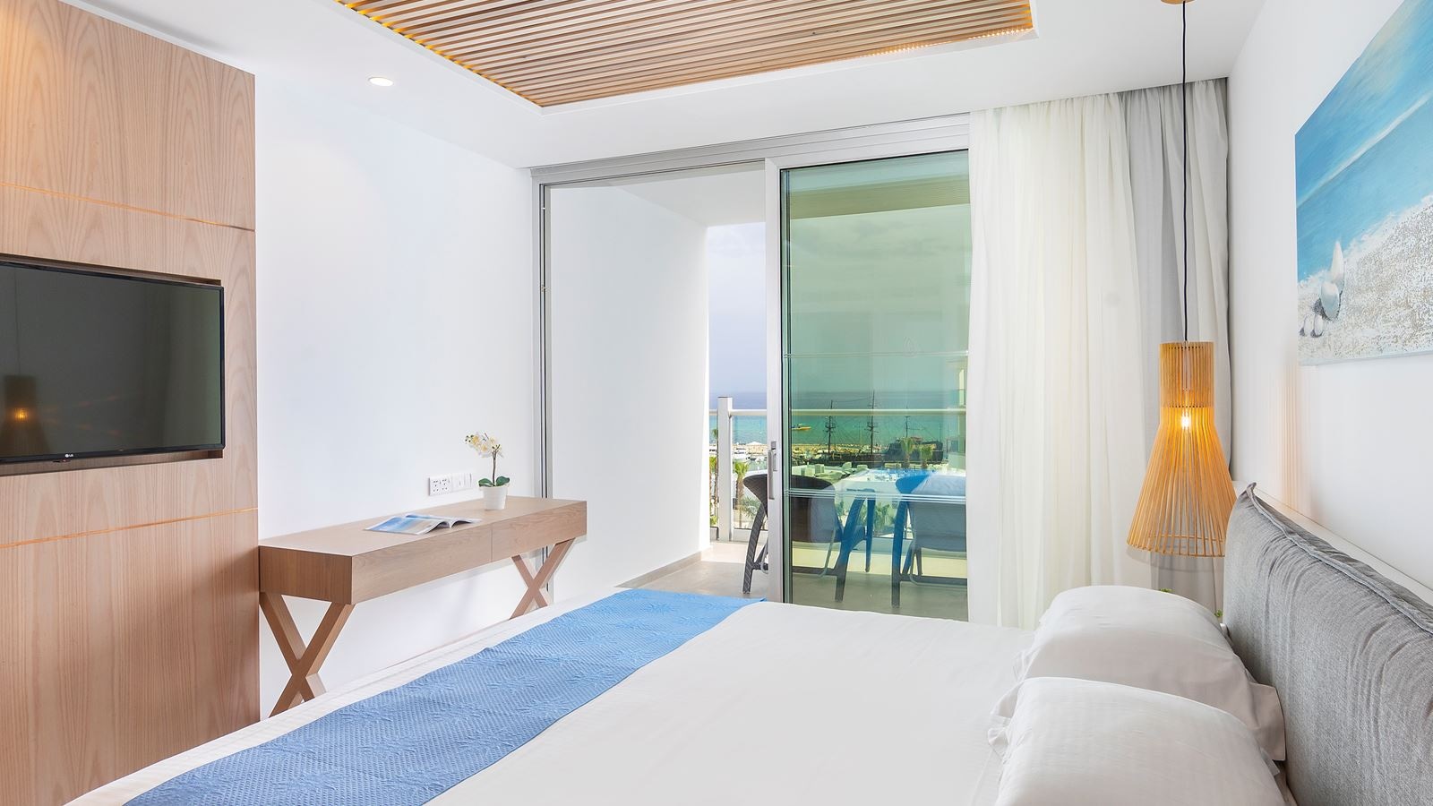 rooms-deluxe-room--poolsea-view-balcony-