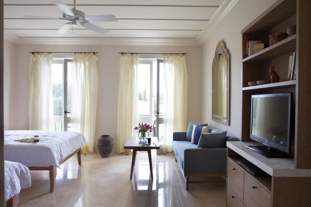 rooms-standard-studio-suite-gardensea-view-balcony-or-terrace