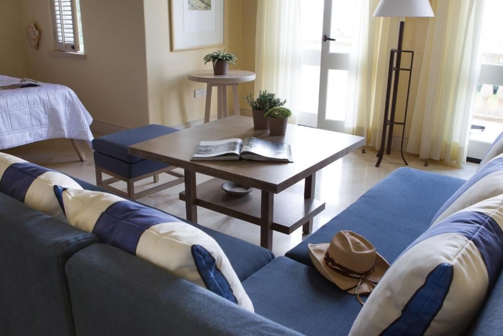 rooms-juniorsuite-seaview-balcony-or-terrace