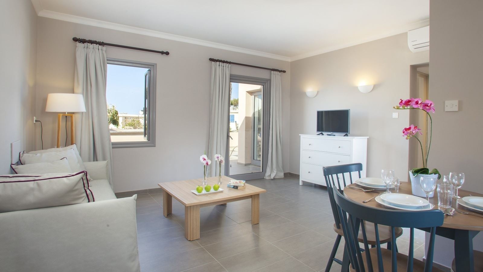 rooms-2-bedroom-superior-apartment-balcony-or-terrace