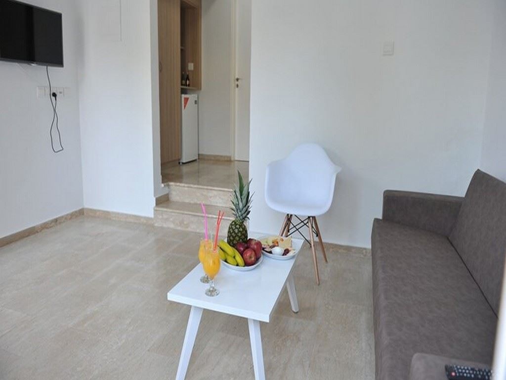 rooms-one-bedroom-pool-view