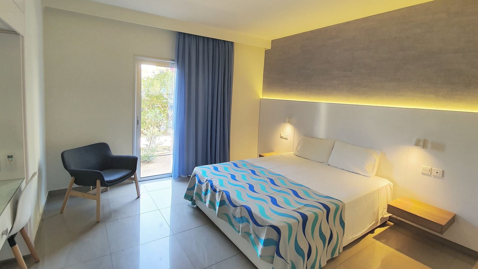 rooms-two-bedrooms-family-room-garden-view