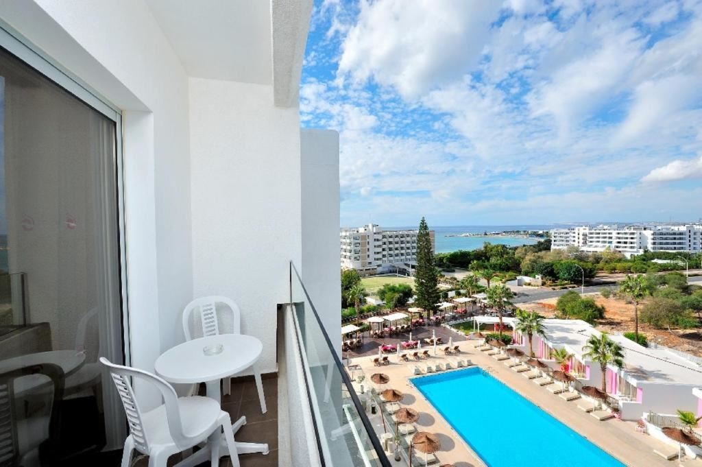 rooms-standard-room-lateral-sea-view-or-pool-view-balcony