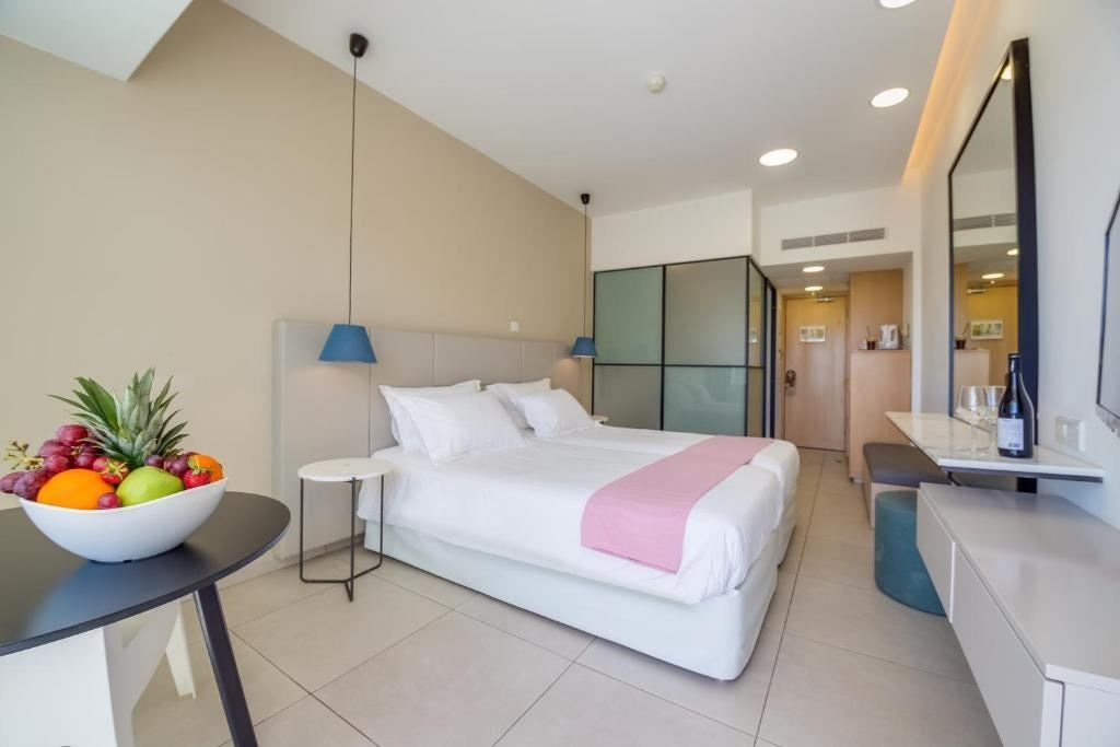 rooms-superior-room-lateralseaview-balcony