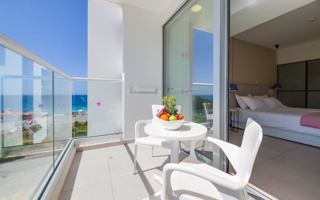 rooms-superior-room-lateralseaview-balcony