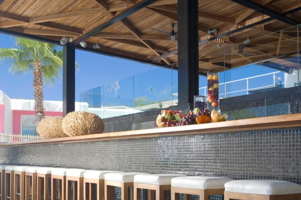 bars-bubbles-pool-bar