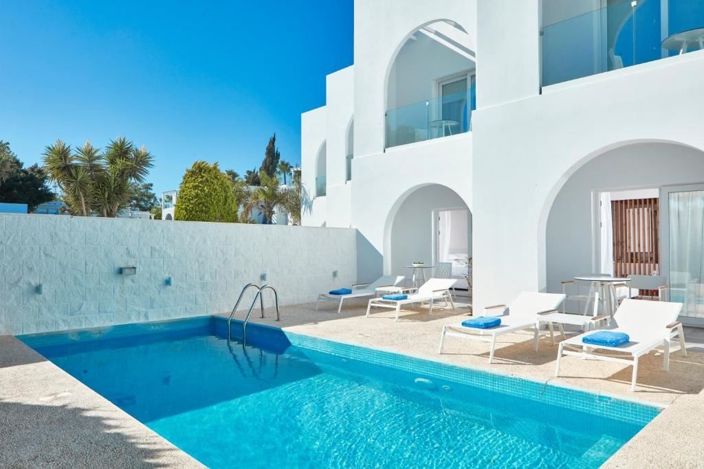 rooms-suite-1-bedroom-beach-view-private-pool