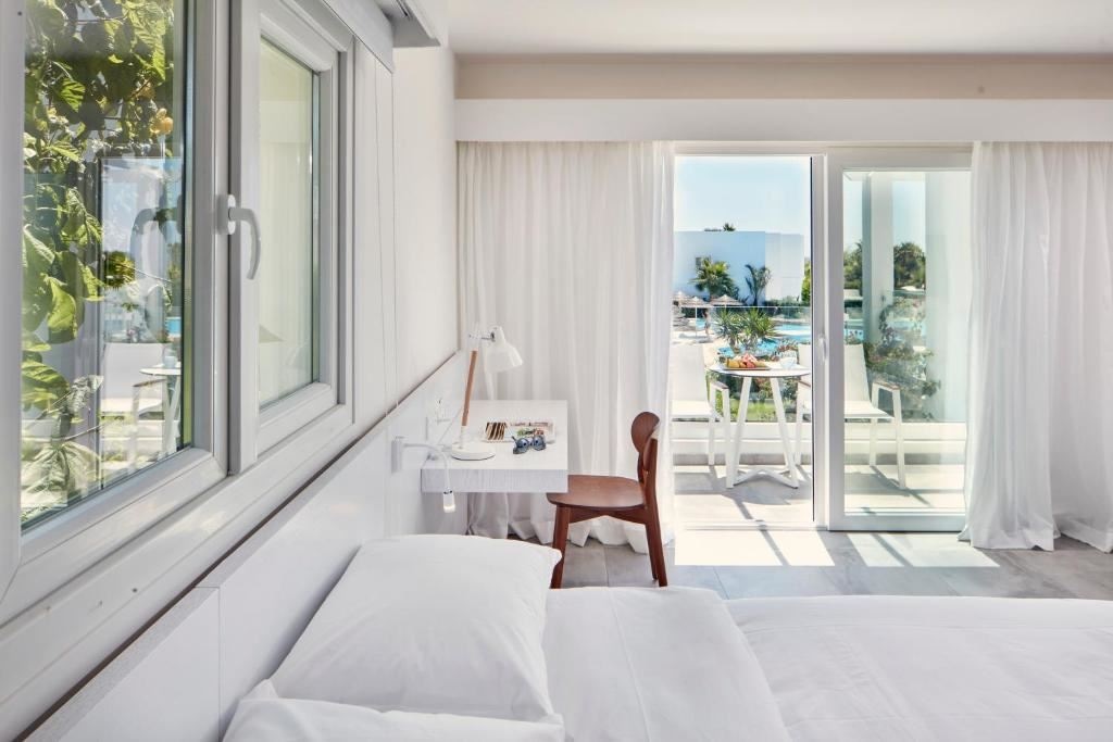 rooms-beach-standard--pool-view