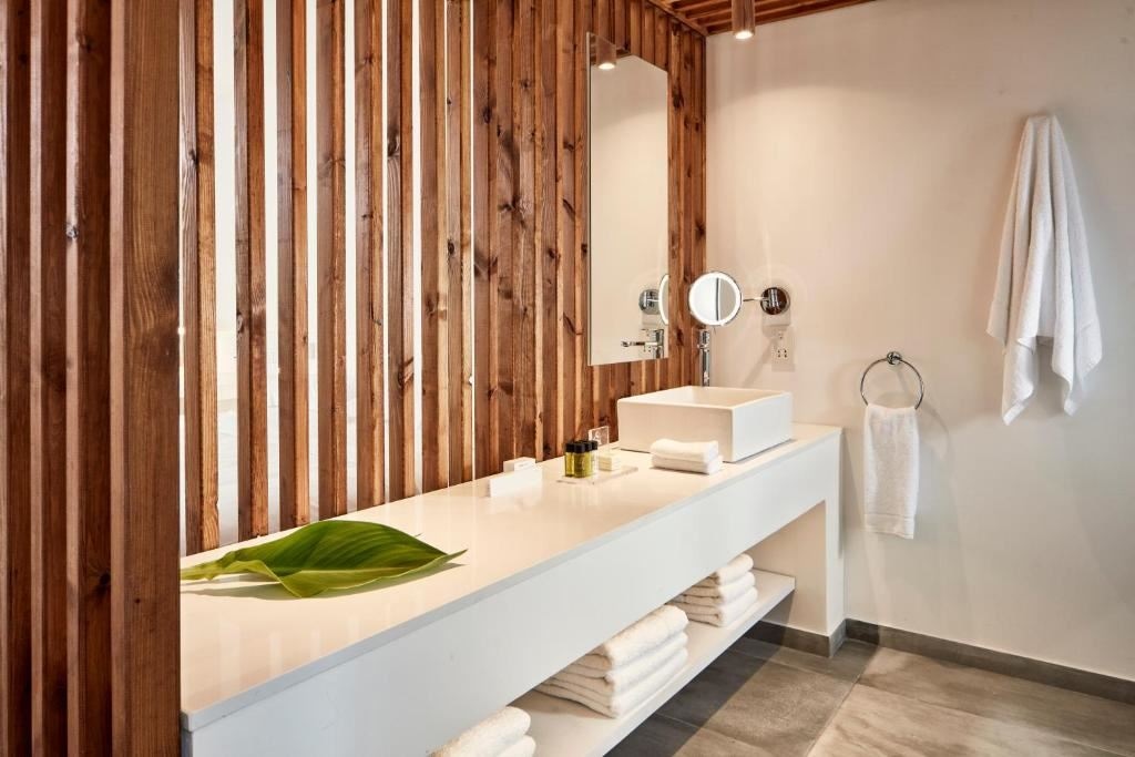 rooms-suite-1-bedroom-beach-view-private-pool