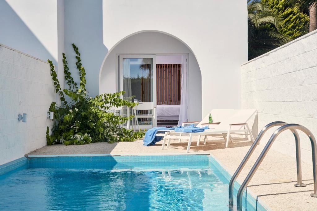 rooms-room-deluxe-beach-view-private-pool