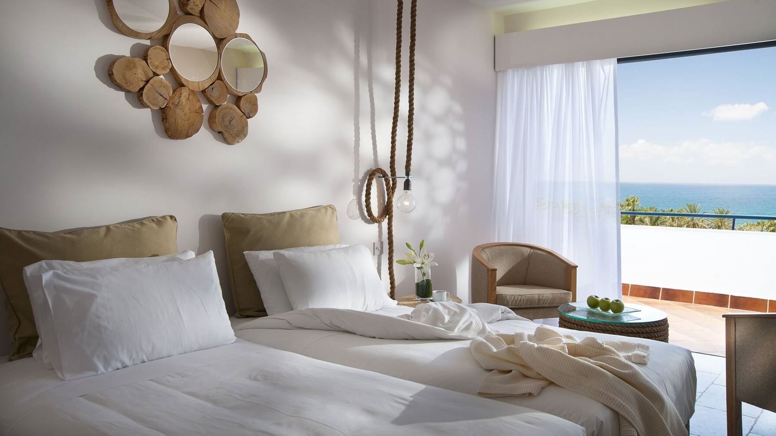 rooms-junior-suite-seaview-with-privategarden