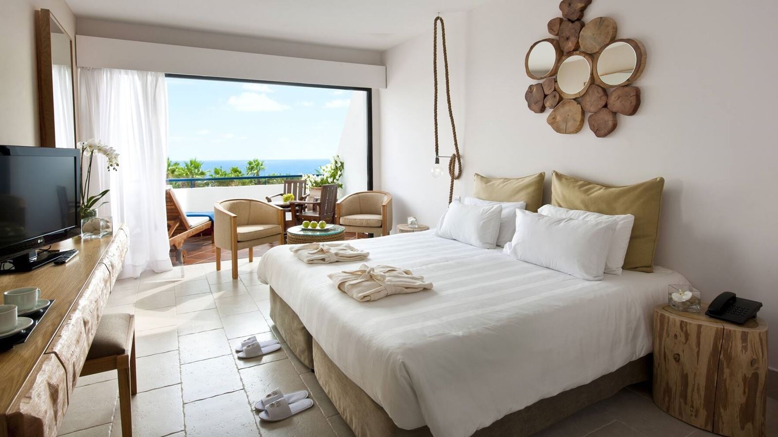 rooms-junior-suite-seaview-with-outdoor-whirlpool