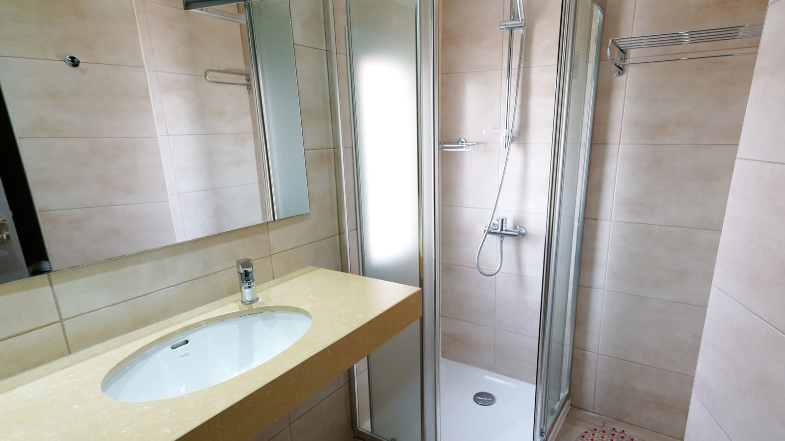 rooms-singleuse-room-balcony