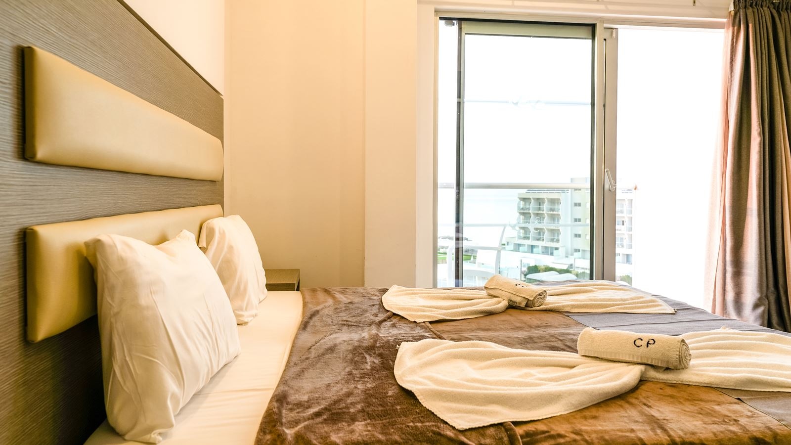 rooms-standard-room-laterial-sea-view-or-pool-view-