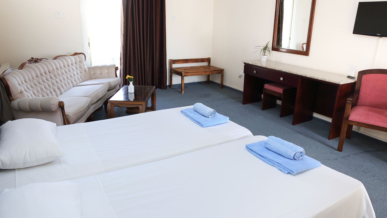 rooms-standard-apartment-balcony-or-terrace