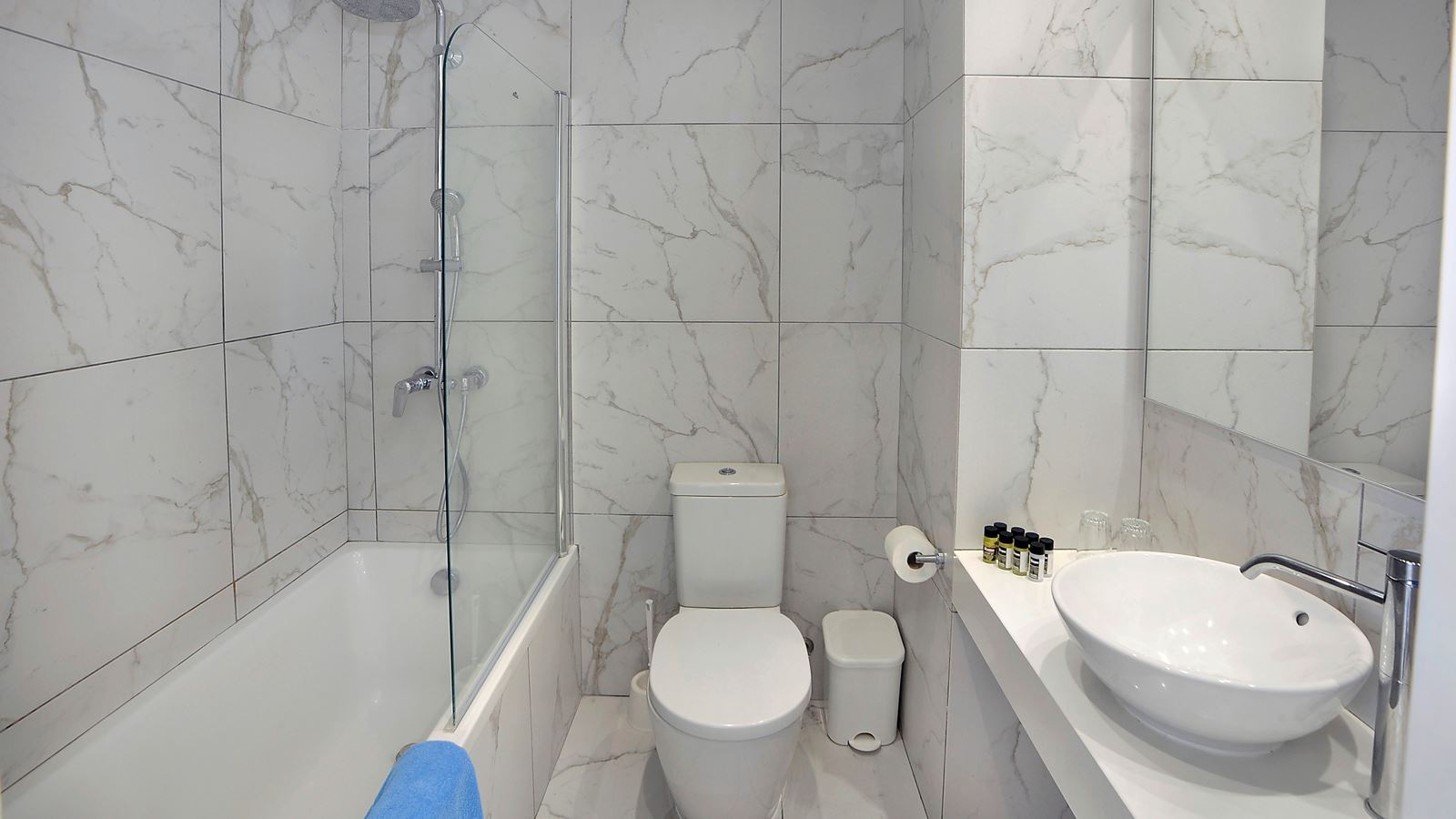 rooms-superior-room-lateralseaview-balcony