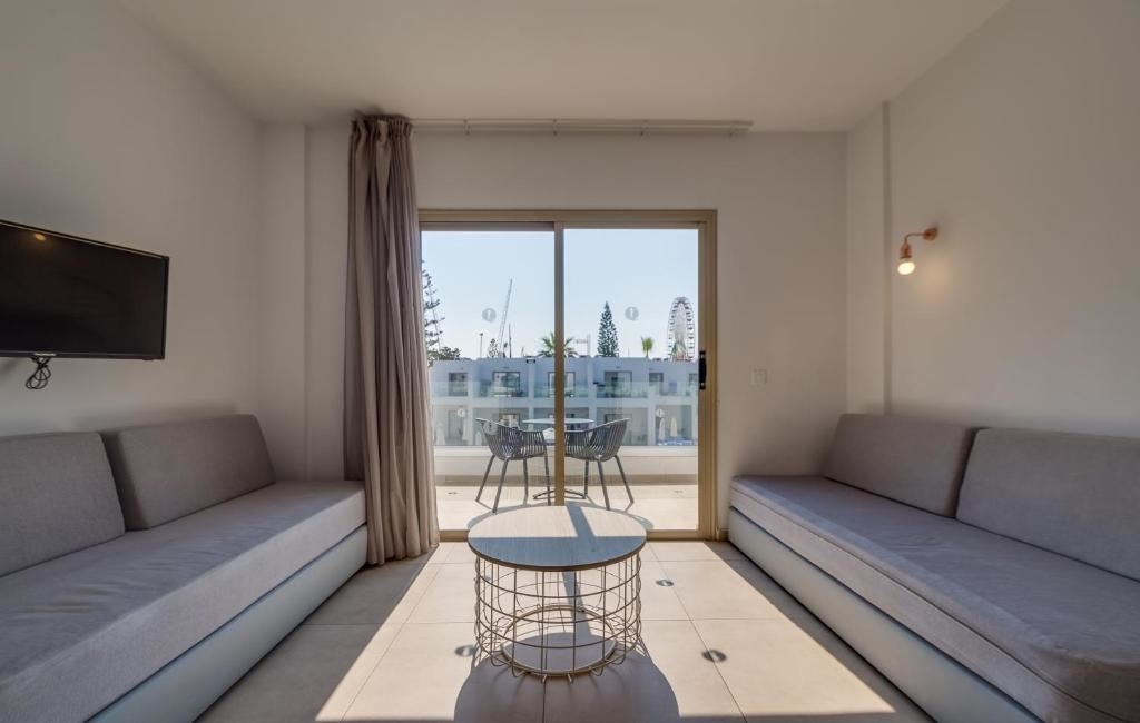 rooms-familyroom-inland-view-balcony