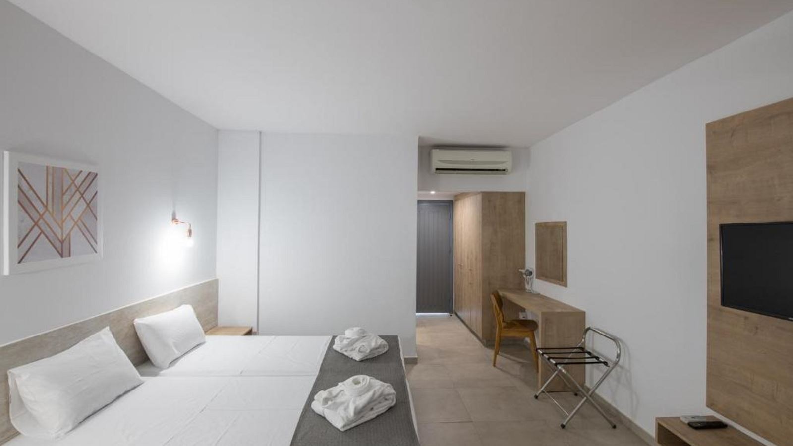 rooms-familyroom-inland-view-balcony