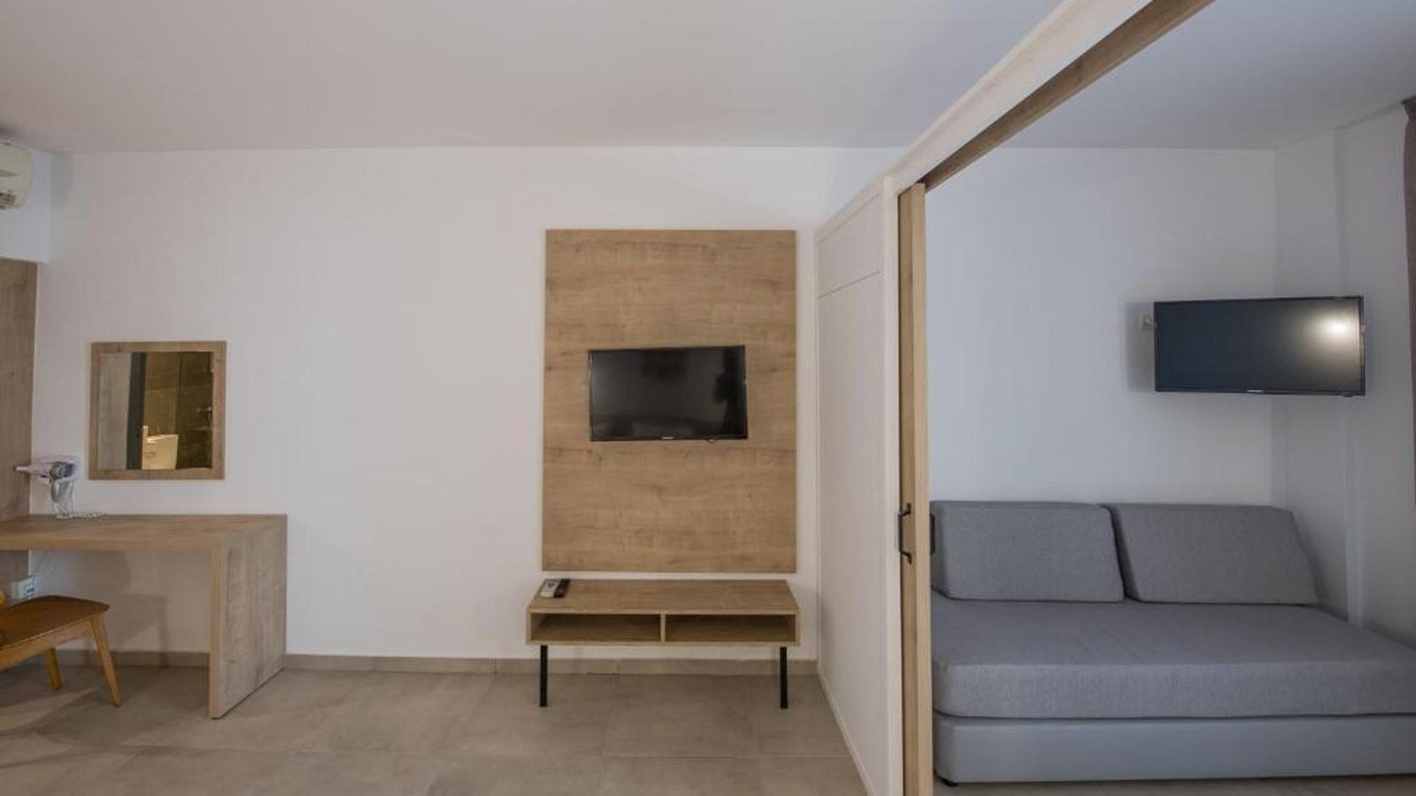 rooms-familyroom-inland-view-balcony