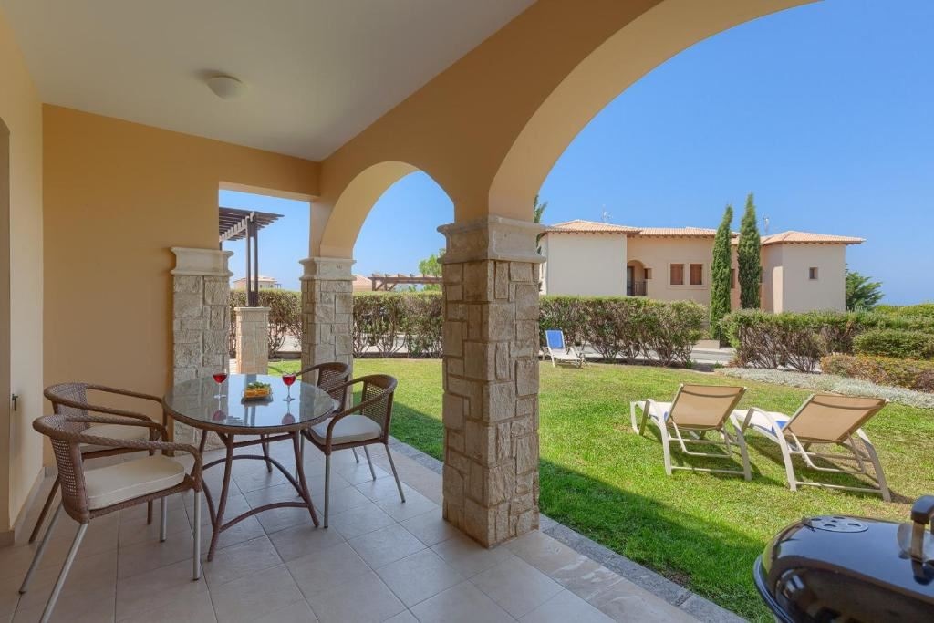 rooms-2-bedroom-standard-apartment-sharedpoolterrace